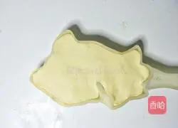 Illustration of how to make steamed goldfish steamed buns 12