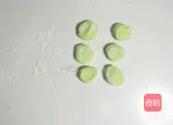 Illustration of how to make delicious colorful vegetarian dumplings 9