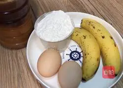 Illustration of how to make banana egg pancake 1