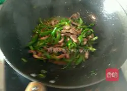 Illustration of how to make fried pork with hot pepper 3