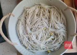 Illustration of how to make fat beef in golden soup 2