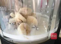 Illustration of how to make dragon fruit banana milk shake 3