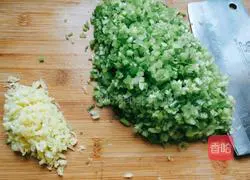 Illustration of how to make celery and pork dumplings 2