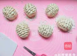 Illustration of how to make hedgehog bean paste buns 12