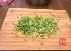 Illustration of how to make celery and pork dumplings 2