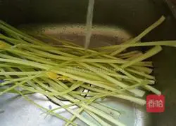 Illustration of how to make celery and shark soup 2