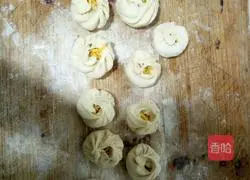 Illustration of how to make minced green pumpkin buns 16