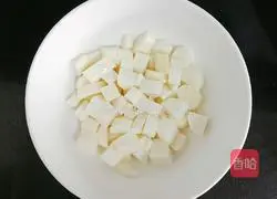 Illustration of how to make yam, red dates and white fungus soup (baby food supplement) 4