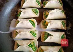 Illustration of how to make leek, shrimp skin and egg pot stickers 16