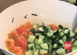 Illustration of how to make tomato, cucumber and scrambled eggs 10