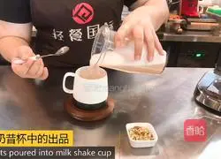 Hot milk tea | Illustration of how to make walnut and coconut milk 4
