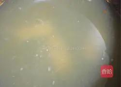 Illustration of how to make prawn and meatball soup 1