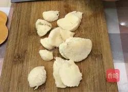 Cantonese style soup-How to make Hericium, Cordyceps and Fan Bone Soup Illustration 3