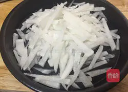 Illustration of how to make crucian carp shredded radish soup 2