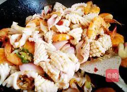 Illustration of how to make spicy squid and shrimp 12