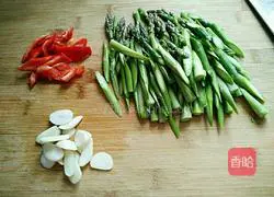 Illustration of how to make asparagus and shredded pork 2