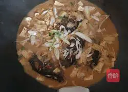 Illustration of how to make douban fish head and tofu soup 6