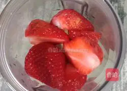 Strawberry Banana Milkshake Illustration of how to do it 5