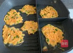 Illustration of how to make sweet potato and shrimp pancakes 6