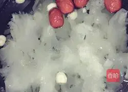Illustration of how to make red dates, lotus seeds and white fungus soup 1