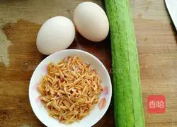 Illustration of how to make shrimp, loofah and egg soup 1