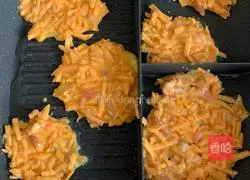 Illustration of how to make sweet potato and shrimp pancakes 4