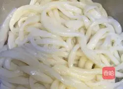 Illustration of how to make noodles with strips 9