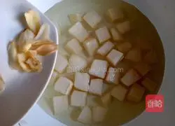 Illustration of how to make rock sugar, snow pear and lily syrup 5