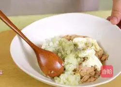 Illustration of how to make tuna and seaweed rice rolls 8