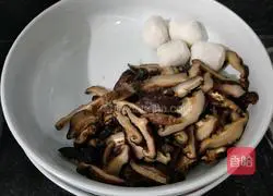 Illustration of how to make black pepper, mushroom, fish ball and braised pork noodle soup 1