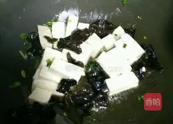 Illustration of how to make fungus and tofu soup 4