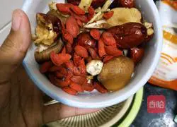 Red dates, wolfberry and pigeon soup Illustration of how to do it 7