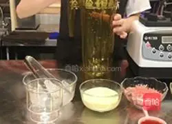 Illustration of how to make salted egg yolk milk tea 1