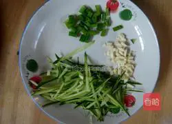 Illustration of how to make cold noodles with shredded chicken 2