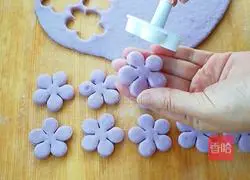 Illustration of how to make purple sweet potato flowers 5