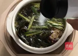 Illustration of how to make pork trotters, kelp and soybean soup 5