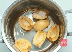 Illustration of how to make loquat sugar water 3