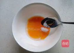 Illustration of how to make egg yolk biscuits 4