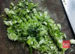 Illustration of how to make leek and pork dumplings 3