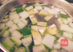 The kiwi fruit and winter melon skin are sweet Illustration of how to make soup 6