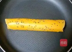 Illustration of how to make banana egg rolls 11