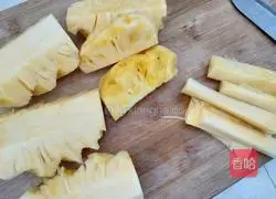 Illustration of how to make original pineapple juice 2