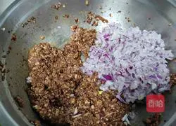 Illustration of how to make beef and onion dumplings 6