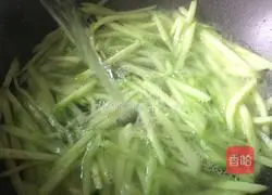 Illustration of how to make cucumber and poached egg noodles 7