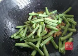 Illustration of how to make braised noodles with beans and shredded pork 4
