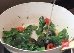 Illustration of how to make fried preserved eggs and green peppers 9