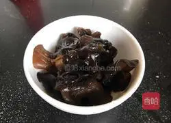 Illustration of making fungus and shrimp skin soup 2