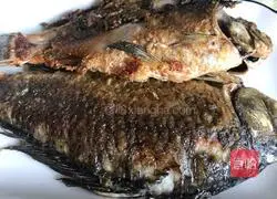 Illustration of how to make grilled crucian carp with green onions 7