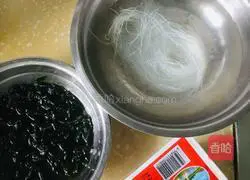 Illustration of how to make duck blood vermicelli and seaweed soup 1