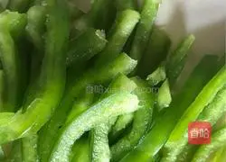 Illustration of how to make green pepper and egg noodles 1